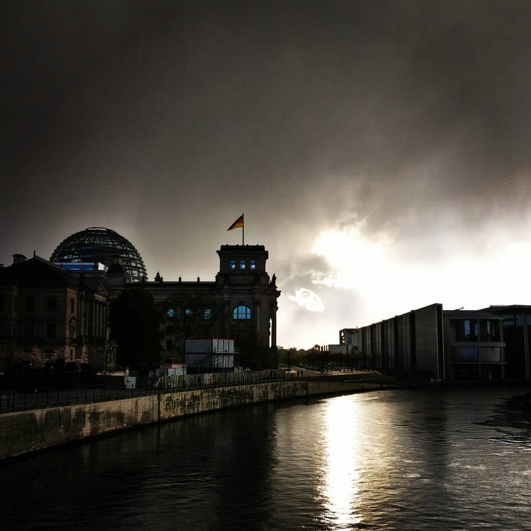 #derhimmelüberberlin #bundestag #architecture #berlin #parliament #weather #clouds #sunburst #beforetherain #reflection (hier: Berlin, Germany)