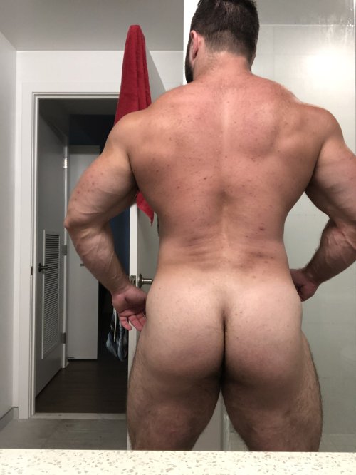 beefybutts:  Derek Bolt showing off that BEEF! 