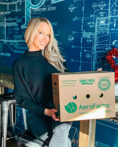 When the only bag I care about securing, is freshly packed arugula . . Thank you @aerofarms @lovedr