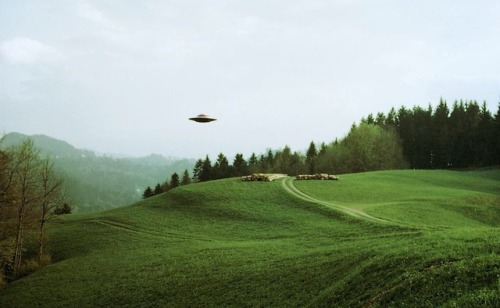 glitter-n-co:gillovny1013:The famous Billy Meier photograph famously used in The X-Files ‘I Want To 