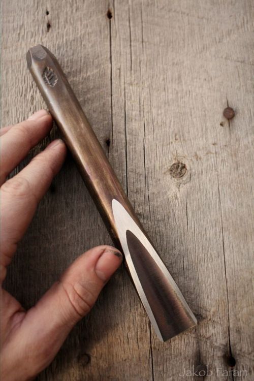 designunsanctioned:Hand forged curved chisel from W-1