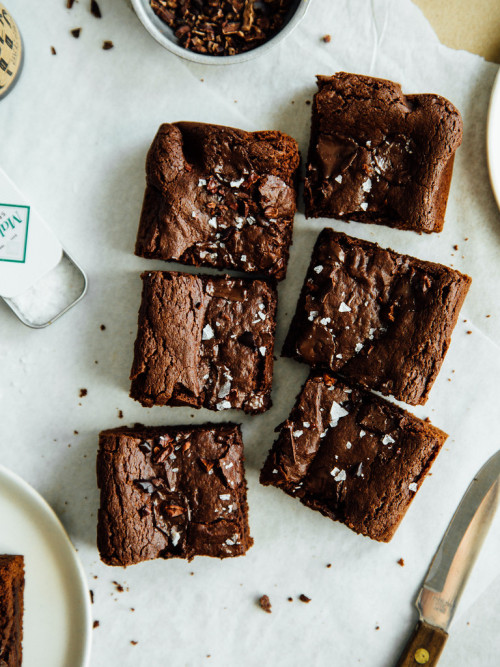 sweetoothgirl:    CHOCOLATE-STUDDED COCONUT OIL BROWNIES   
