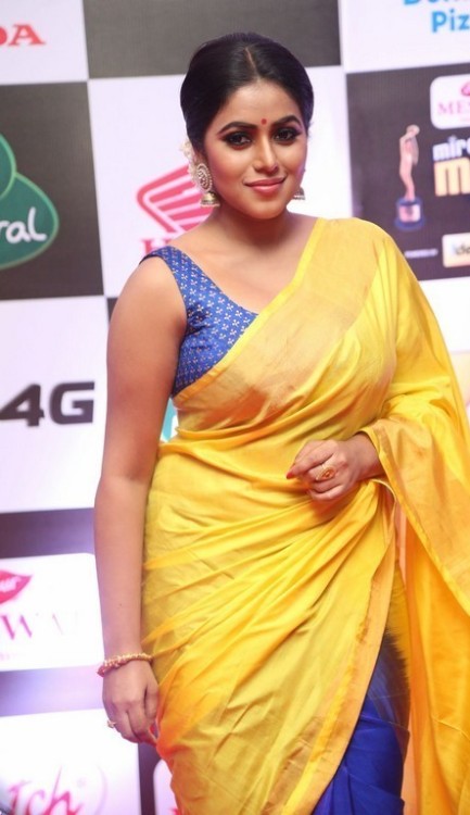 hotindianactress:Poorna - Showing her curves in a tight saree - What a side view of her boobs and he