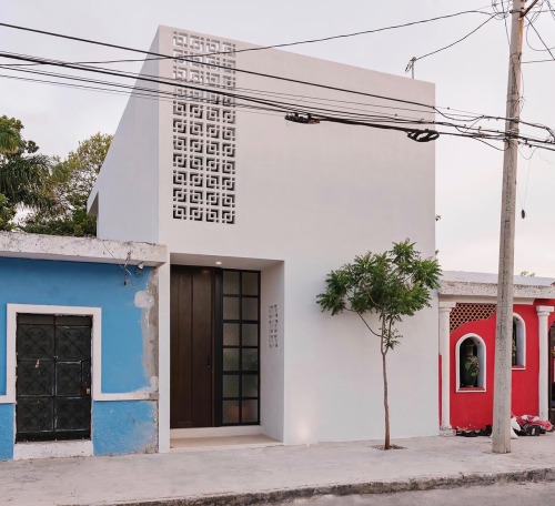 utwo: Casa HANNAH,a modern home with a white exterior that hides a tropical paradise.© Tamara Uribe 