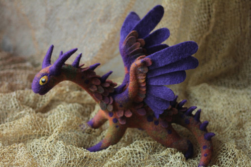 andigreyscale:sosuperawesome:Felt dragons by shyshyru on EtsyThese are adorable. Had to share!
