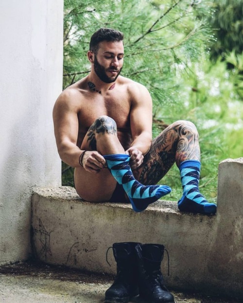 haneyzovic:Socks first 1⃣1⃣1⃣ Thank you @stratis_koukou 💋 💎 ♠♥♣ • • ⛔This pic has been approved to be posted by @stratis_koukou , and can’t be reposted without his consent ⛔ • • 👉@haneyzovic👈 • • #men #socks #socken