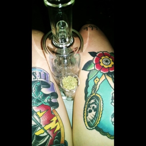 zombieemammii: Thick thighs save bongs. Feb27∆17