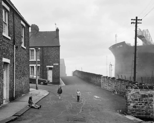 casadabiqueira:  Girls playing in the street, Wallsend, Tyneside  Chris Killip, 1976