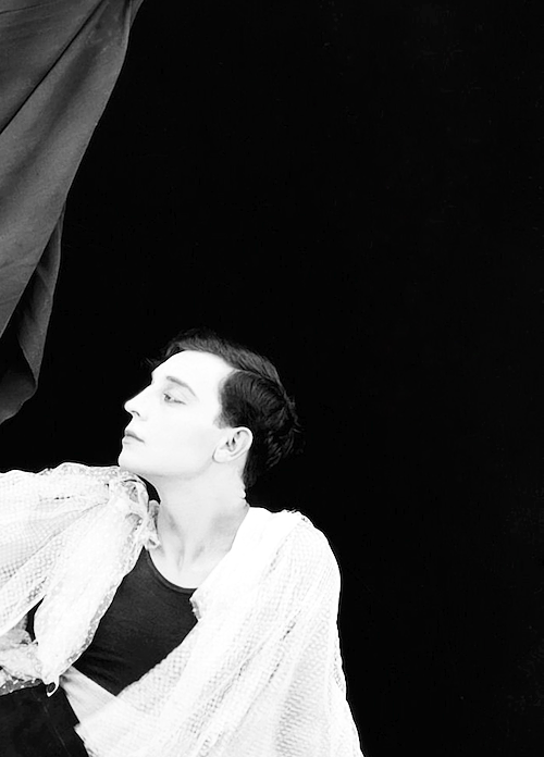 railwayshoes: railwayshoes: In portraits, though supremely photogenic, he doesn’t give himself
