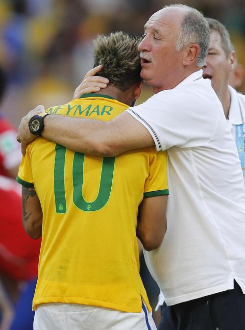 fzneymar:  [HQ] Weltmeisterschaft - Brasilien 4:3 Chile (28.06.2014) - n.E. Brazil’s coach Luiz Felipe Scolari embraces Brazil’s Neymar after the World Cup soccer match between Brazil and Chile at the Mineirao Stadium in Belo Horizonte  PART 4