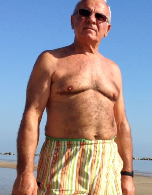kosmosuniverse:  Handsome, sexy and a nice bulge