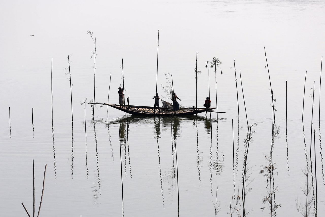 fotojournalismus:  Fishermen place bamboo, where they will later place tree branches