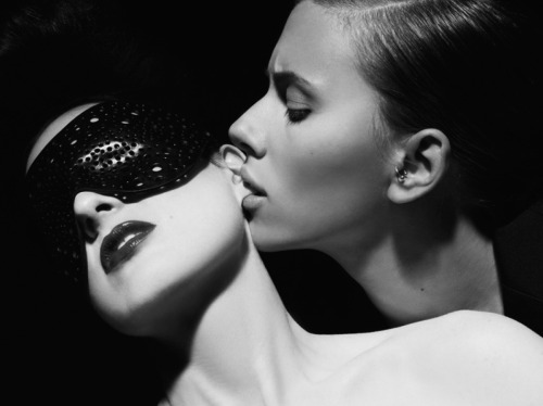 cheyennejames:  stainlesss-steel-jungle:  Dita Von Teese & Scarlett Johansson.  This was all Scarlett’s idea. This is my favorite.