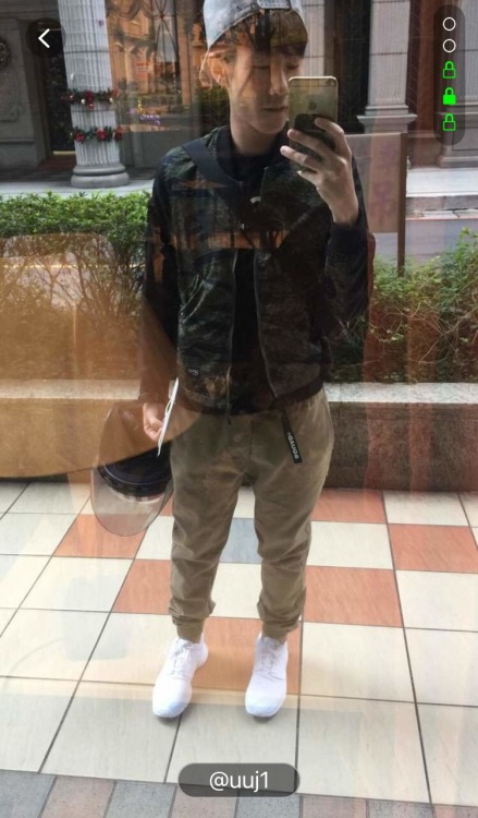 hongkongwhiteguy:Yummy! Love the image of him wearing his Converse AllStar sneakers