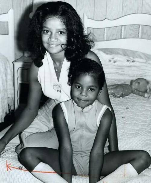 classicladiesofcolor:  Latoya and Janet Jackson [From Lipstick Alley] 