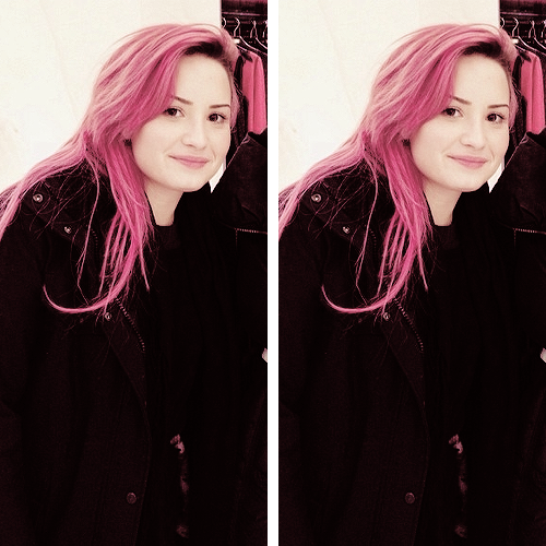 closertotheclouds:  Demi meeting a fan in Toronto 