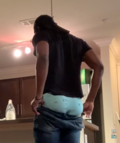 downtofuck513: lamarworld1: Cardo booty I’ll suck a fart out that ass