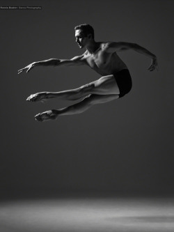 ronnieboehm:  Amazing Greig Matthews of Wiener Staatsballett a few weeks ago. ronnieboehm.tumblr.com