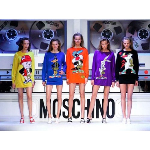 The Looney Tunes theme all over Moschino is#MFW #Fall2015 #runway