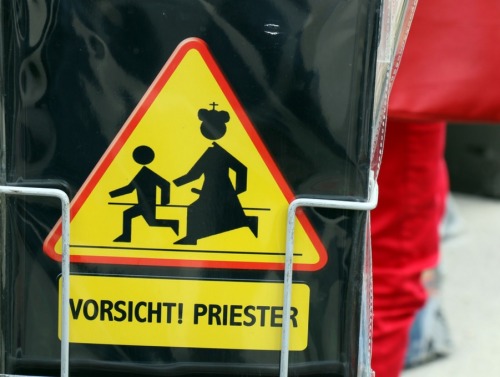 willkommen-in-germany: VORSICHT! PRIESTER - “Beware of priest” 