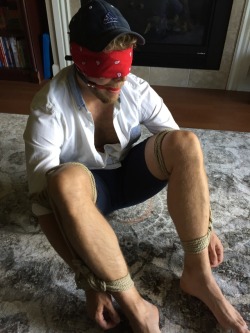 humiliatedguyz: boybound:  His first warning should have been when the pizza delivery man didn’t leave right away after getting paid.  That is one sexy man in bondage. 