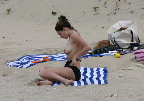 XXX toplessbeachcelebs:  Kelly Brook (British photo