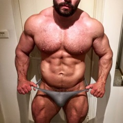 muscleaddictza:Leo Bartenev