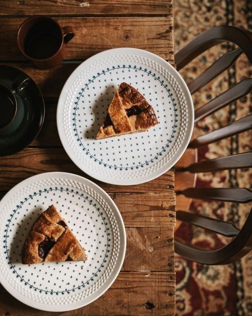 Linzer Torte おはようございます。 今日はオーストリア リンツ地方の発祥のお菓子#リンツァートルテ を作りました。 シナモン風味のタルト生地には、 ヘーゼルナッツパウダー (僕は今回ア