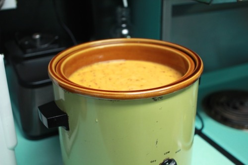 foodffs:  Slow Cooker Peach Vanilla Butter  Really nice recipes. Every hour.   