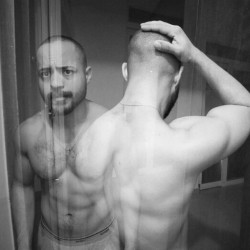 sexybeardbr:  Reflection. #BARBADO #muscle