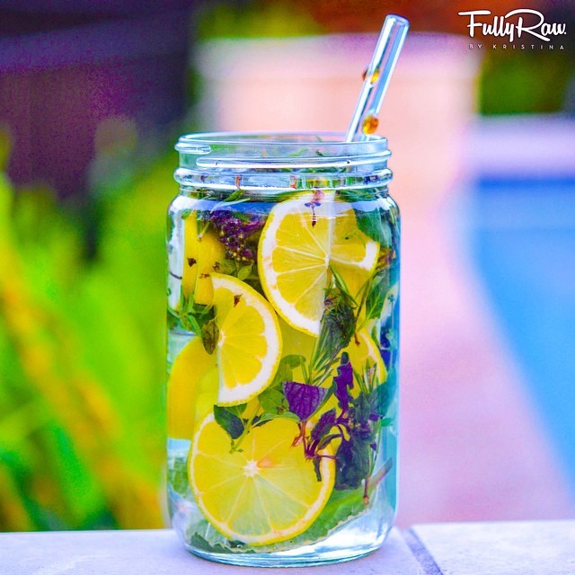 #FullyRaw Herbal-Infused Rosemary Thai-Basil Lemon Water! 🍋 May the water you drink be like healing water, for a day without water is like a day without air. 🙏💦✨ #knowbetterwater