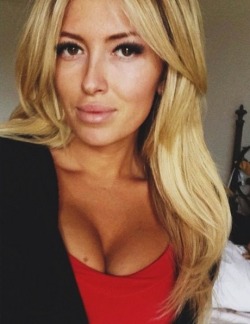 this-is-my-pop:  Paulina Gretzky via HollyWoodLife