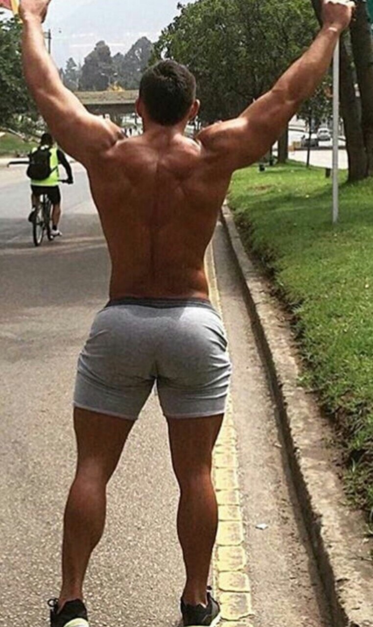 mista1992:  th21420:  dthair:  culograndisimo:  Big booty guys bouncing their huge