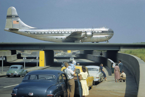 historicaltimes:Sightseers park to watch a Stratocruiser taxi across an underpass in Queens, New Yor
