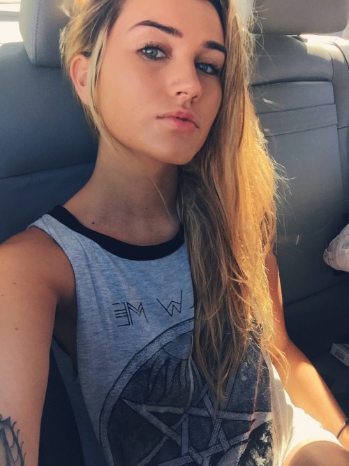 gayestlesbian:  👭