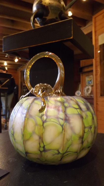 I’m completely in love with these handmade glass pumpkins at Bears Mill. Made at http://www.jackpine