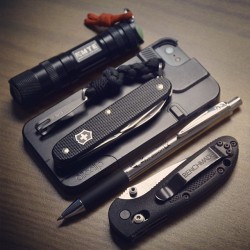 juan76:  Don’t leave home without it. #everydaycarry #pocketdump #everyday_tactical #benchmade 