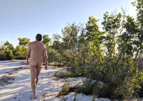 sunshineandhealth:dadsnakedagain:Walking nude on the beach is a wonderful way to start your day!☮ Pe