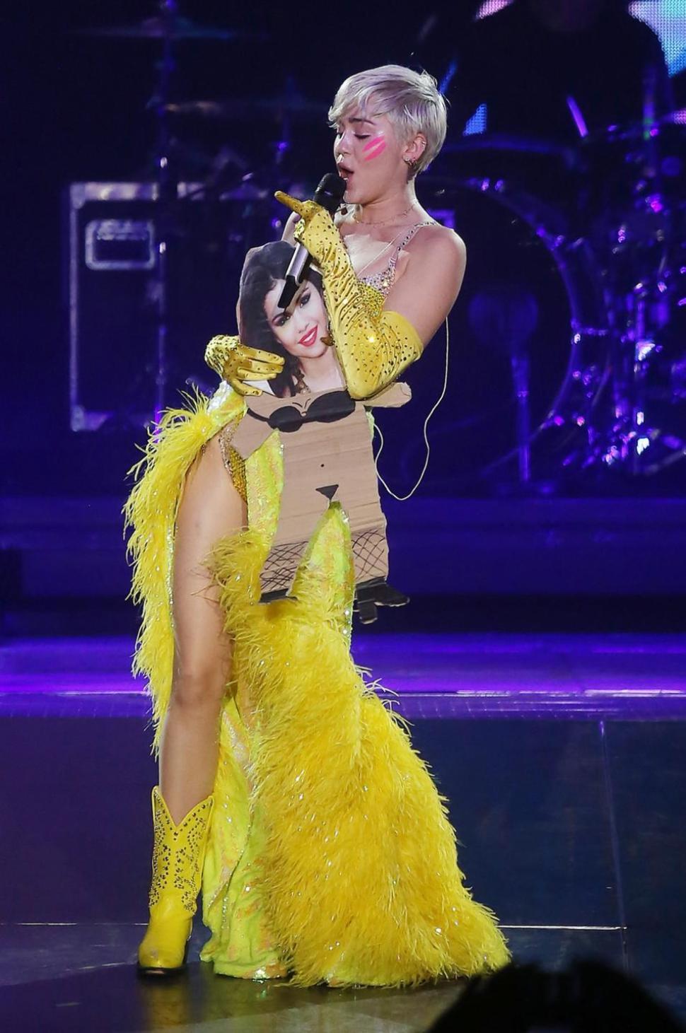 ruinedchildhood:  miley knows how to hold a grudge 
