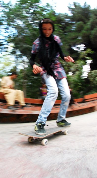 afghanistaninphotos:  Girls skating - Afghanistan (x)   Way to go ladies