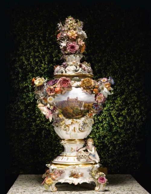 Flower-encrusted vase, cover and standMeissencirca 1870-80