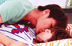 dearaaronyan:  Aaron’s 2013 drama | 就是要你愛上我 ♥ Just You ⇢ qi yi and liang liang’s sweet bed moments (ep 21 finale)