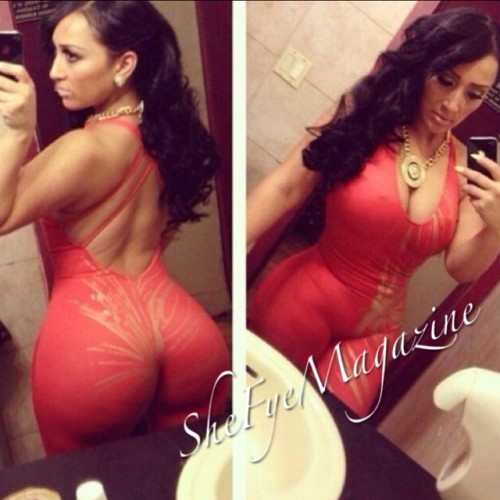 shefyemagazine:  #shefye #sexy #shebad #selfie #selfiequeen #mirror #red #gold #model #thick #hair #mac  Very nice booty