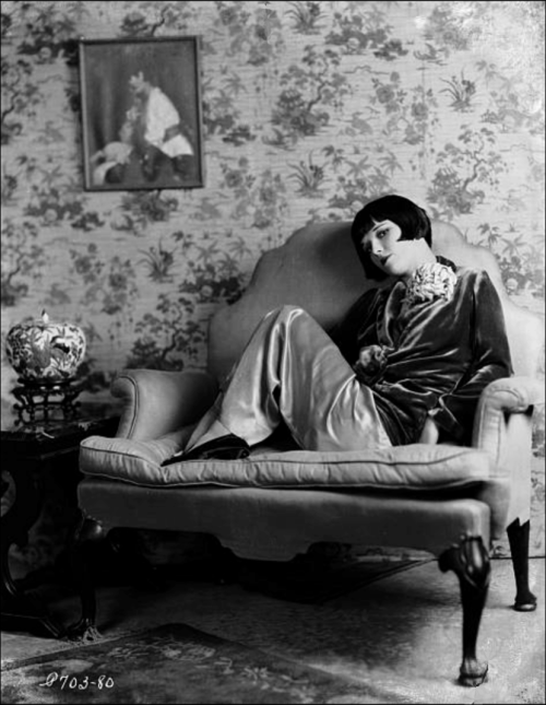 ein-bleistift-und-radiergummi:‘Lounging Louise’ - Louise Brooks photographed by Eugene Robert Richee