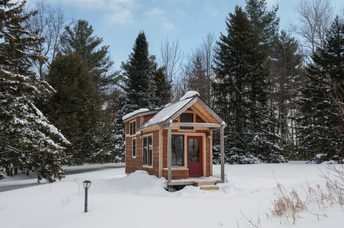 smallandtinyhomeideas:This tiny house was built by Ethan Waldman. He’s getting great reviews for a 1