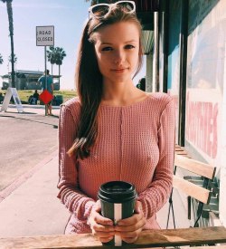 lizzy-kat:  A chaque fois que je vois cette photo, je me dis que, malgré le soleil, cette demoiselle doit avoir froid… Pourquoi je pense ça ? Parce qu’elle tient son café à deux mains pour les réchauffer… A quoi pensiez-vous ?—————————————–Every