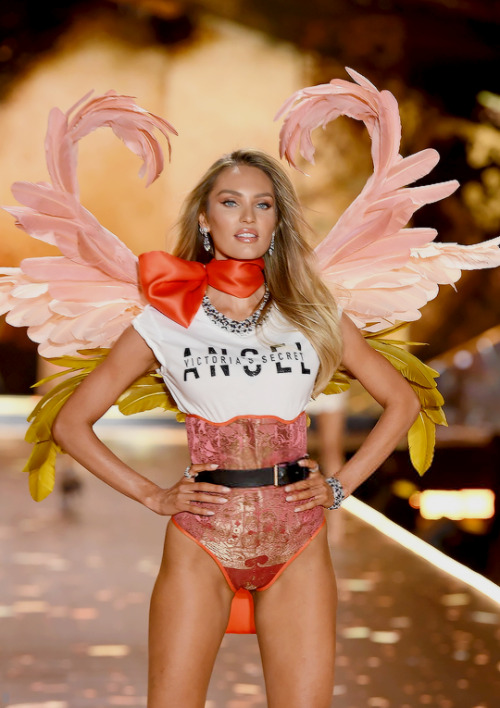 Candice Swanepoel walks the 2018 Victoria’s Secret Fashion Show - image from bellazon