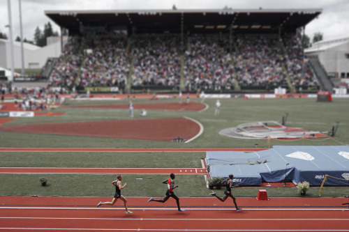 nine-run-run:  armedwithapencil:  Prefontaine Classic 2012 5000m - Farah, Kiplangat, then Rupp.