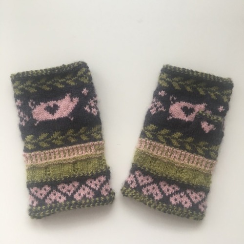 sugarknits: I finished my custom mitts! They’re not perfect but I’m chuffed with them Lo