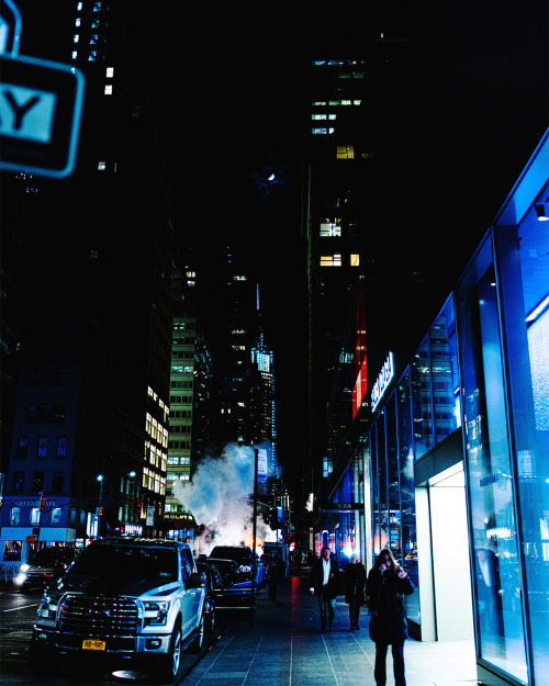 godxlens: Moon in the city | Instagram : GodxLenses |x| photographer : @demigodxtonio